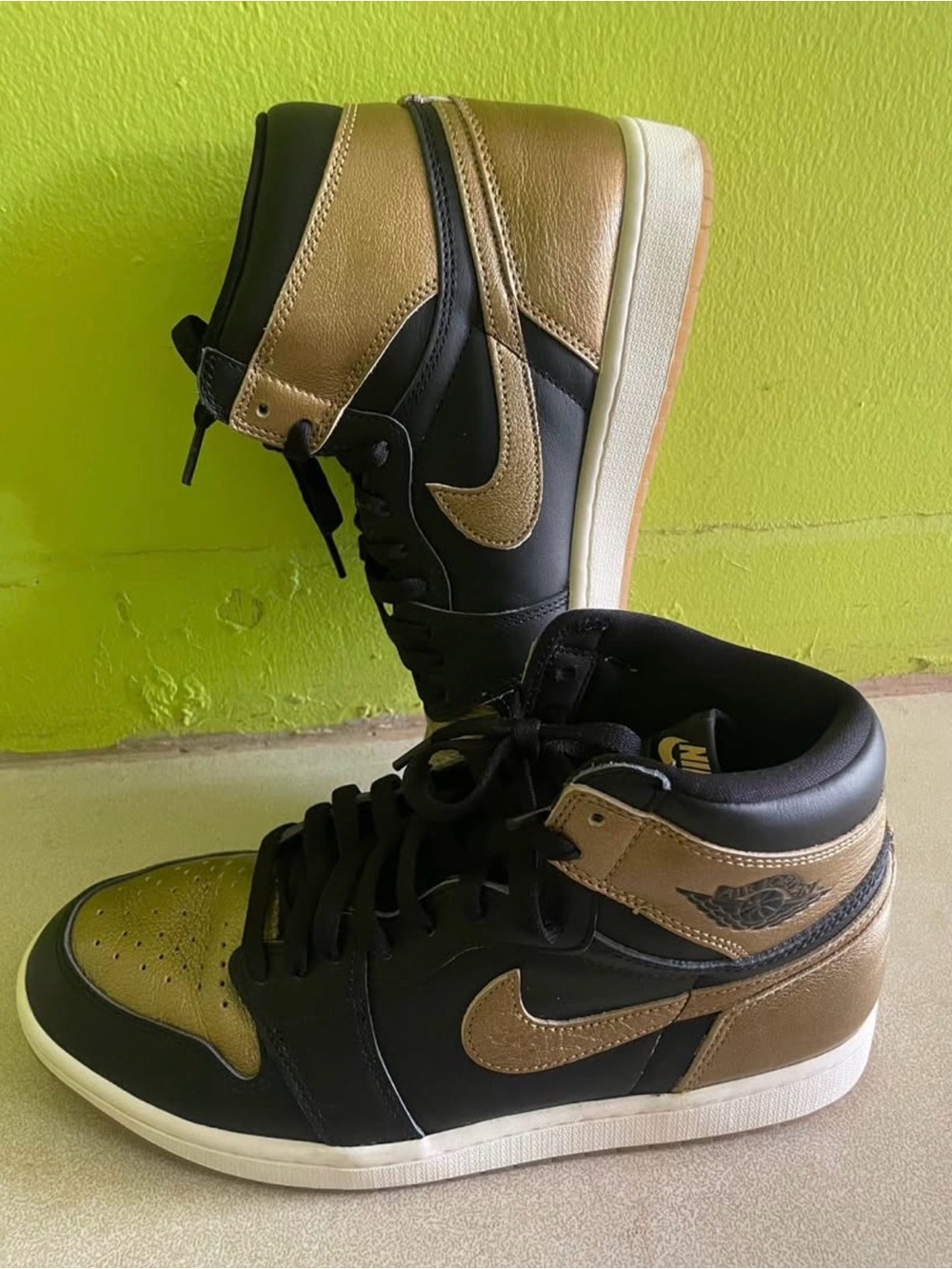 Air Jordan 1 Retro High OG "Black Metallic Gold", US MENS 10.5 - Picture 2 of 9
